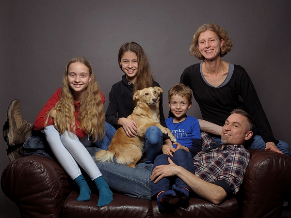 familienfoto mit hund  glasow fotografie familienfoto kleine kinderfamilienfoto fotografie kinderfoto familienshooting familienfotografie studiofotografie lockeres shooting