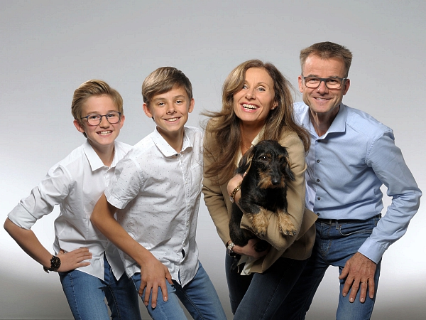 familienfoto mit hund glasow fotografie foto studio kinderfoto familienfoto familienshooting familienfotografie studiofotografie lockeres shooting