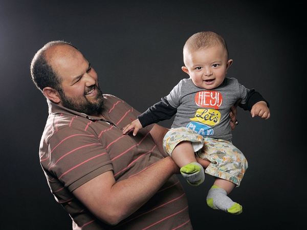 vater und sohn glasow fotografie paarfoto studio familienfoto familienshooting familienfotografie studiofotografie lockeres shooting doppelportraet