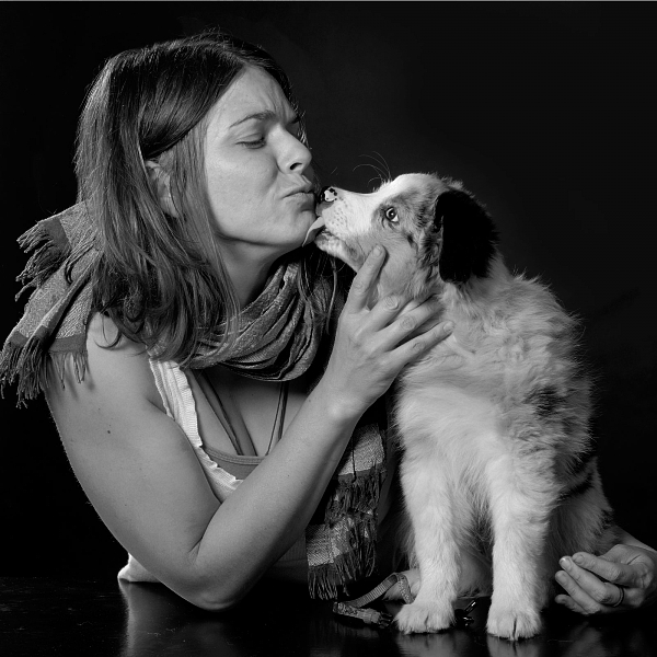 australian sheperd welpe studiofotografie mit mensch tierfotografie glasow fotografie