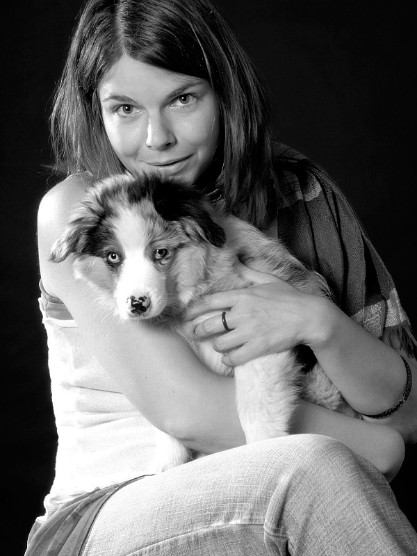 australian sheperd welpe studiofotografie mit mensch tierfotografie glasow fotografie