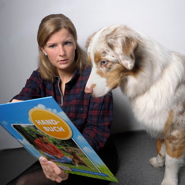 australian sheperd studiofotografie mit mensch tierfotografie glasow fotografie