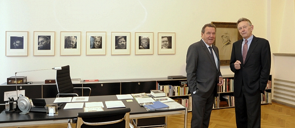 Fotos Bundeskanzler a.D. Gerhard Schröder & Prof. Dr. Schöllgen 1