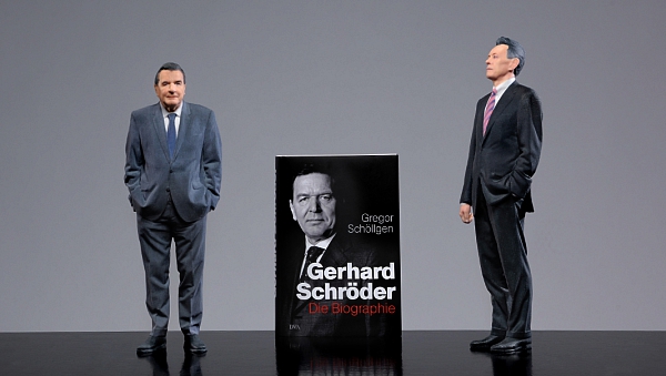 Bundeskanzler a.D. Gerhard Schröder und Prof. Gregor Schöllgen 1